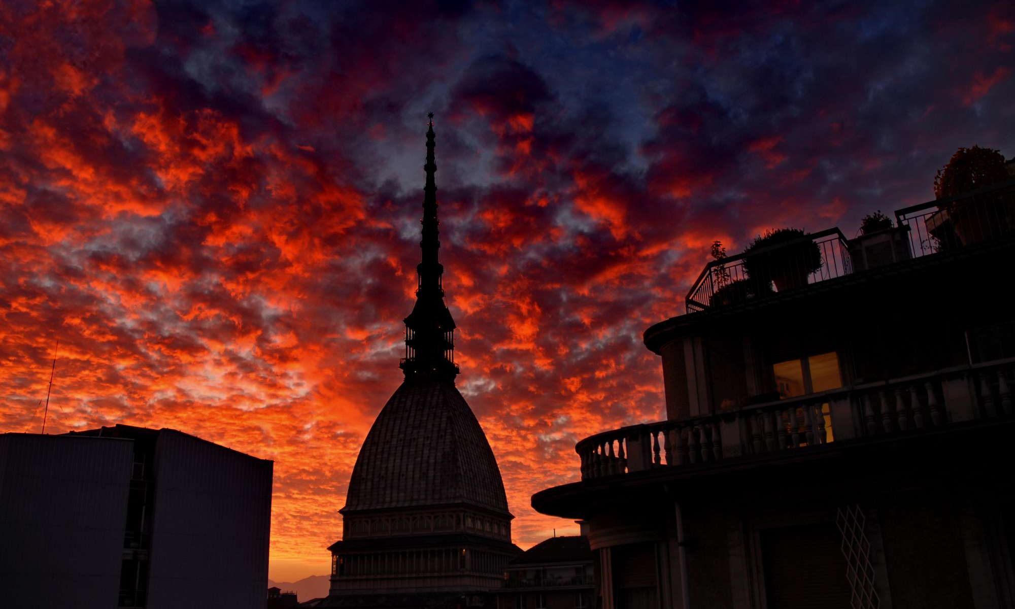Mole Antonelliana con tramonto rosso - foto Gianfranco Goria